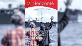 HORIZONTE 2026 - Abschiedlich leben Im Vordergrund stehen zwei Personen, die mit dem Rücken zur Kamera gewandt sind und in Richtung eines großen Schiffes am Wasser blicken. Eine Person trägt ein kariertes Kleid, die andere einen dunklen Mantel und eine Kopfbedeckung. Beide heben einen Arm zum Gruß. Im Hintergrund ist das Schiff deutlich zu erkennen. Das Bild ist in schwarz-weiß gehalten. Im oberen Bereich befindet sich ein roter Balken mit einem grafischen Symbol und dem Schriftzug 'Horizonte'. Darunter steht '2026 – Impulse für künftige Generationen'. Im unteren Bereich ist der handschriftliche Text 'abschiedlich leben' zu sehen.