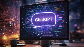 KI-Werkzeuge für die kirchliche Bildungsarbeit nutzen Nahaufnahme eines Computerbildschirms, der das ChatGPT-Logo anzeigt. Das Logo ist in einem abgerundeten Rechteck dargestellt und wird von einem komplexen, futuristisch anmutenden grafischen Hintergrund aus Codezeilen und Datenströmen umgeben.